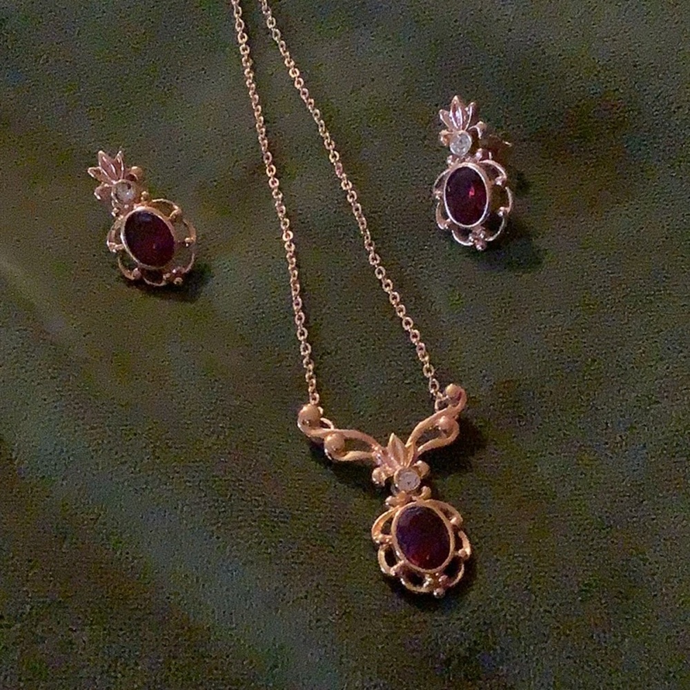 Gold plated pinepple looking necklace and earrings